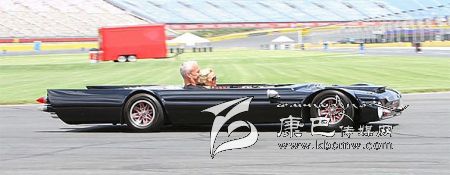 世界上最“扁”的汽車 躺著開！