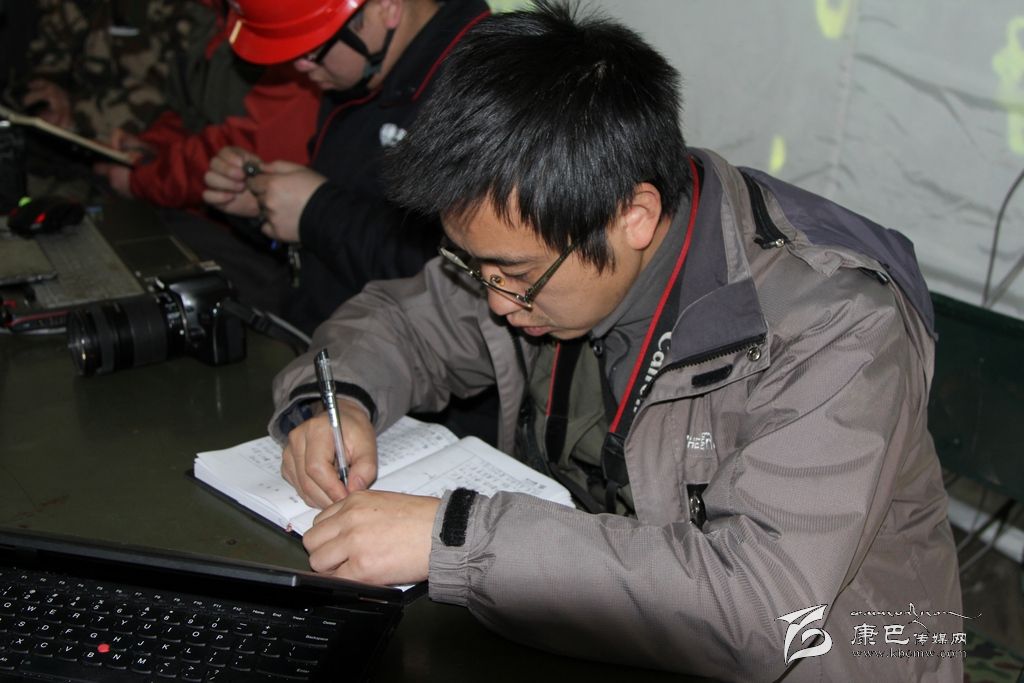 奔走在抗震救災一線的本報記者