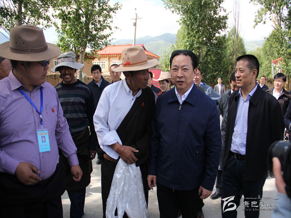 黃新初在甘孜縣調(diào)研指導扶貧開發(fā)工作、慰問對口支援我州的干部人才代表掠影