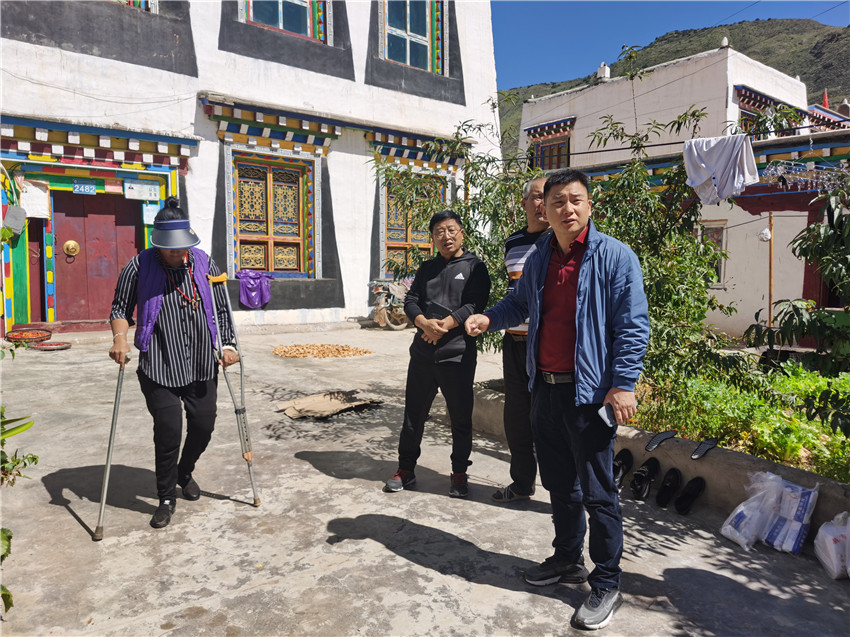 開(kāi)展助殘行動(dòng).jpg 開(kāi)展助殘行動(dòng).jpg