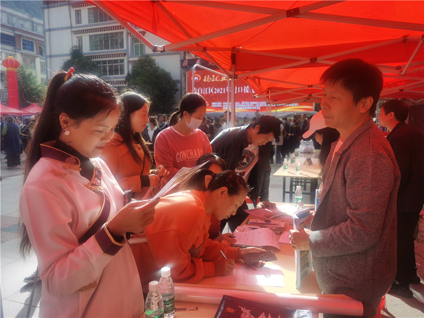 招聘會(huì)現(xiàn)場(chǎng).jpg 招聘會(huì)現(xiàn)場(chǎng).jpg