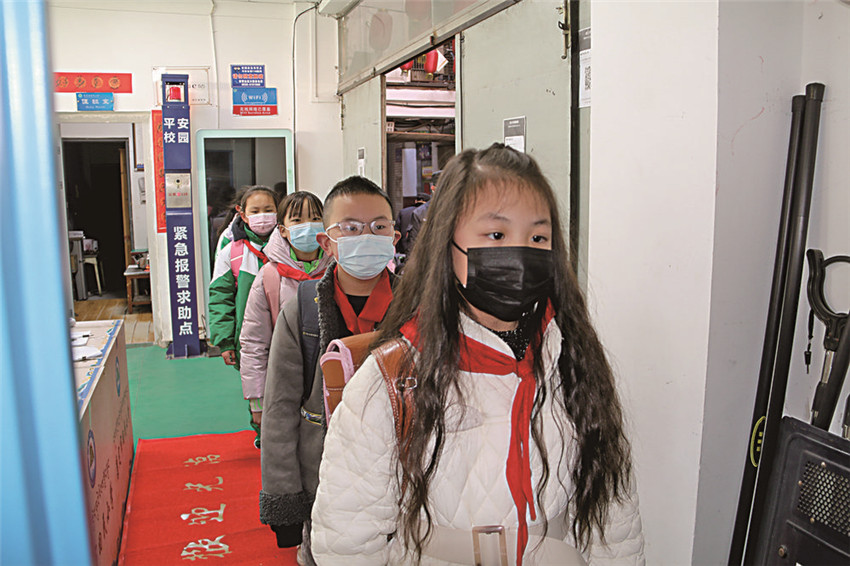 圖為學生排隊.jpg 圖為學生排隊.jpg