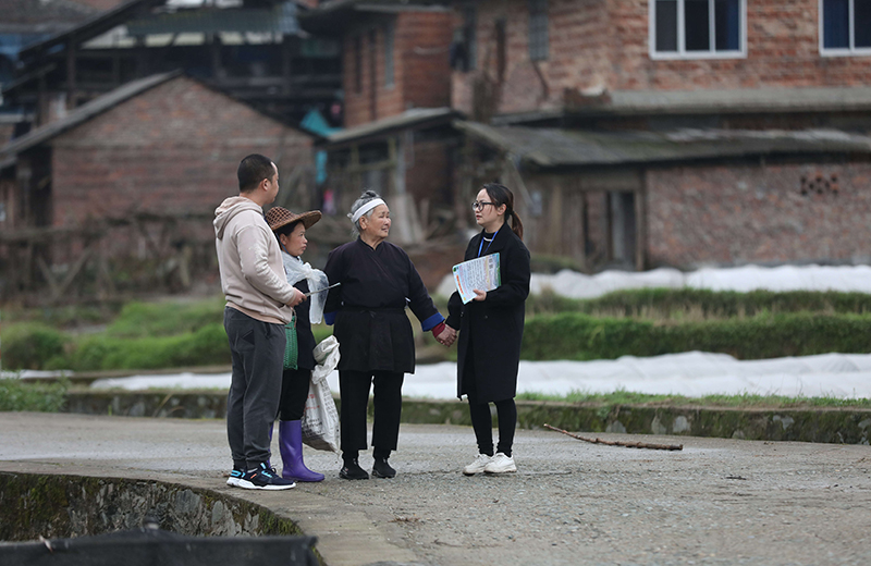 2022年3月24日，在廣西柳州市三江侗族自治縣良口鄉(xiāng)南寨村，紀(jì)檢監(jiān)察干部（右一、左一）在了解惠農(nóng)政策落實(shí)情況。