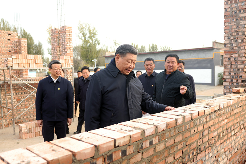 2023年11月10日，習(xí)近平總書(shū)記在河北保定涿州市刁窩鎮(zhèn)萬(wàn)全莊村房屋重建施工現(xiàn)場(chǎng)考察。