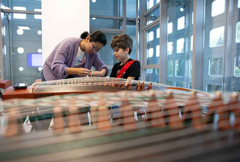 4月29日，在塞爾維亞貝爾格萊德中國文化中心，古箏指導(dǎo)老師王宣（左）在教學(xué)。新華社記者 李京 攝