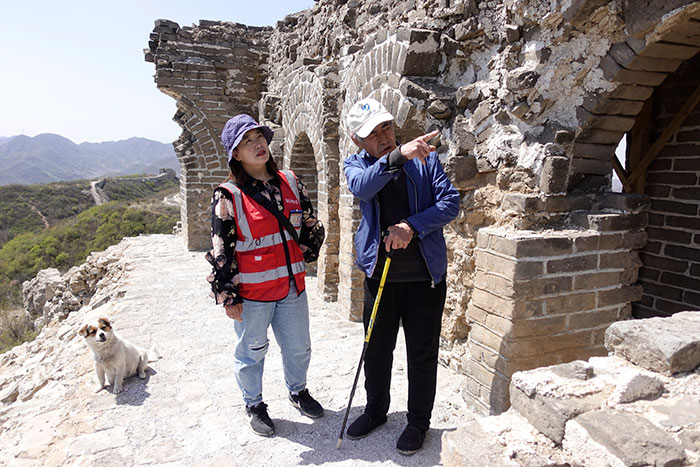 在明長城遺址上，梅景田給外甥女劉紅巖講述長城故事。