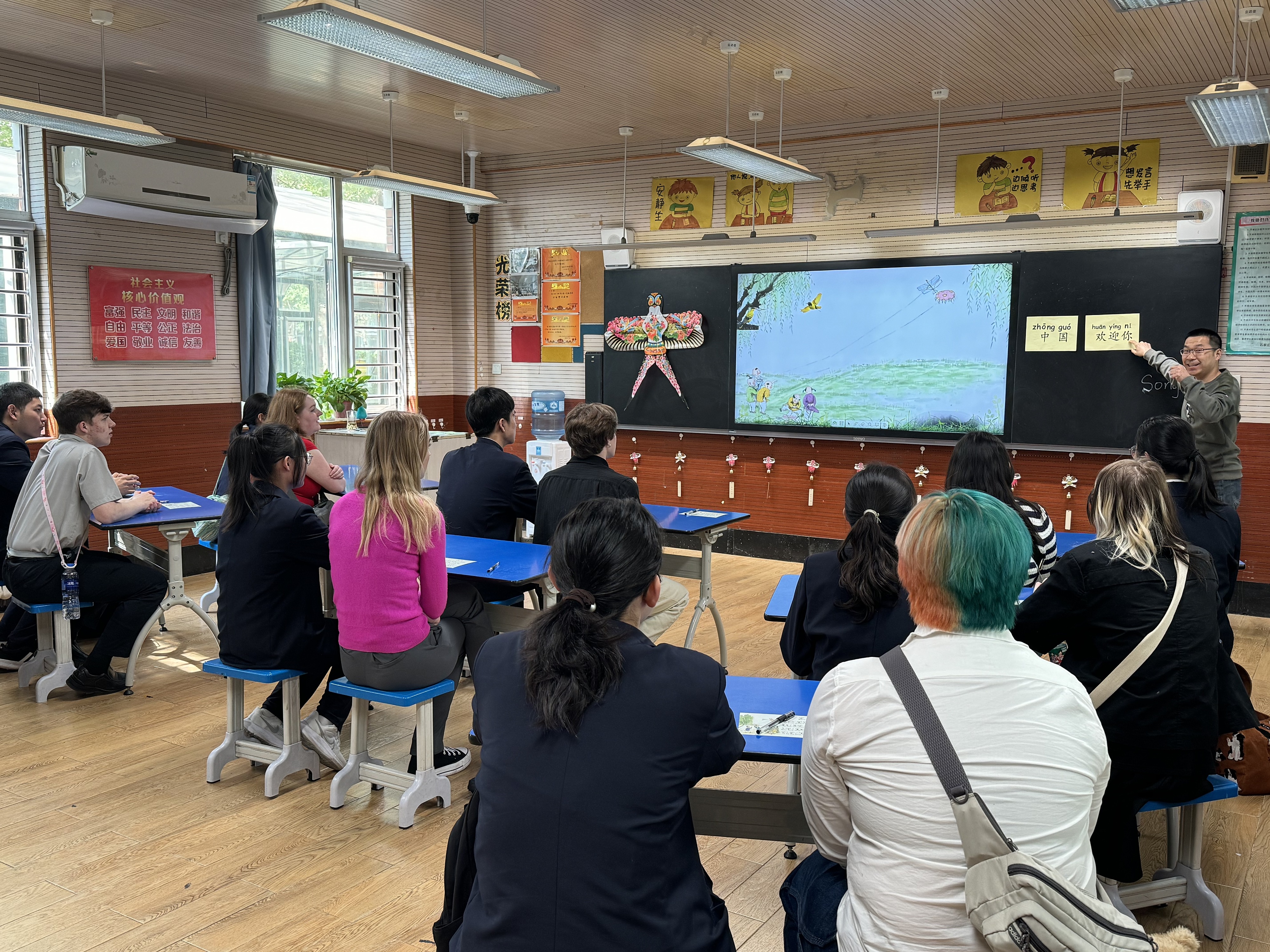 2024年4月20日，美國艾奧瓦州馬斯卡廷高中“友誼傳承”研學(xué)團(tuán)來到石家莊外國語學(xué)校，中美學(xué)生同上一節(jié)中文課。