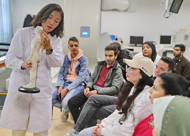 2023年4月19日，河北省秦皇島市中醫(yī)醫(yī)院醫(yī)務(wù)工作者為燕山大學(xué)外國(guó)留學(xué)生講解中醫(yī)經(jīng)絡(luò)知識(shí)。