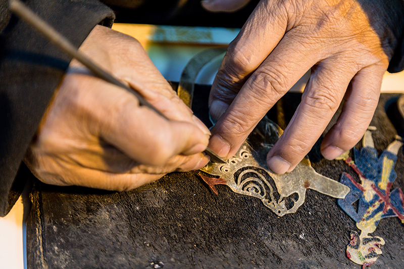 皮影非遺傳承人正在制作皮影。