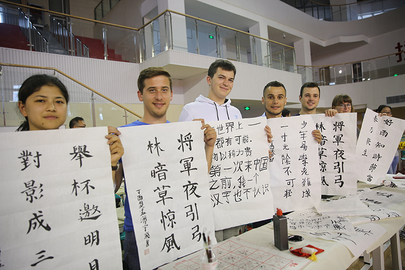 2017年6月5日，來自青島大學(xué)和中國石油大學(xué)（華東）的外國留學(xué)生在展示剛剛現(xiàn)場完成的書法作品。