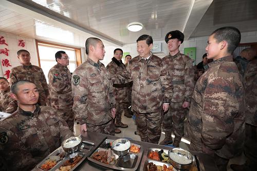 2014年1月26日中午，習(xí)近平來到連隊食堂，同戰(zhàn)士們一起用餐。新華社記者 李剛 攝
