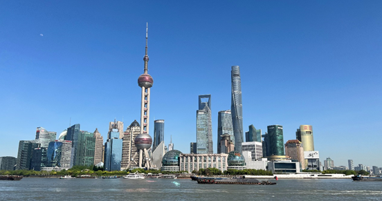 沿蘇州河遠(yuǎn)眺陸家嘴城市建筑群。人民網(wǎng) 馬作鵬 攝