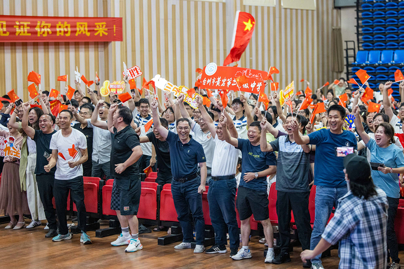 北京時(shí)間7月27日，2024年巴黎奧運(yùn)會(huì)首個(gè)比賽日，在射擊10米氣步槍混合團(tuán)體比賽中，中國(guó)選手黃雨婷/盛李豪獲得金牌。圖為黃雨婷的母校師生們通過收看奧運(yùn)直播的方式為她加油助威。