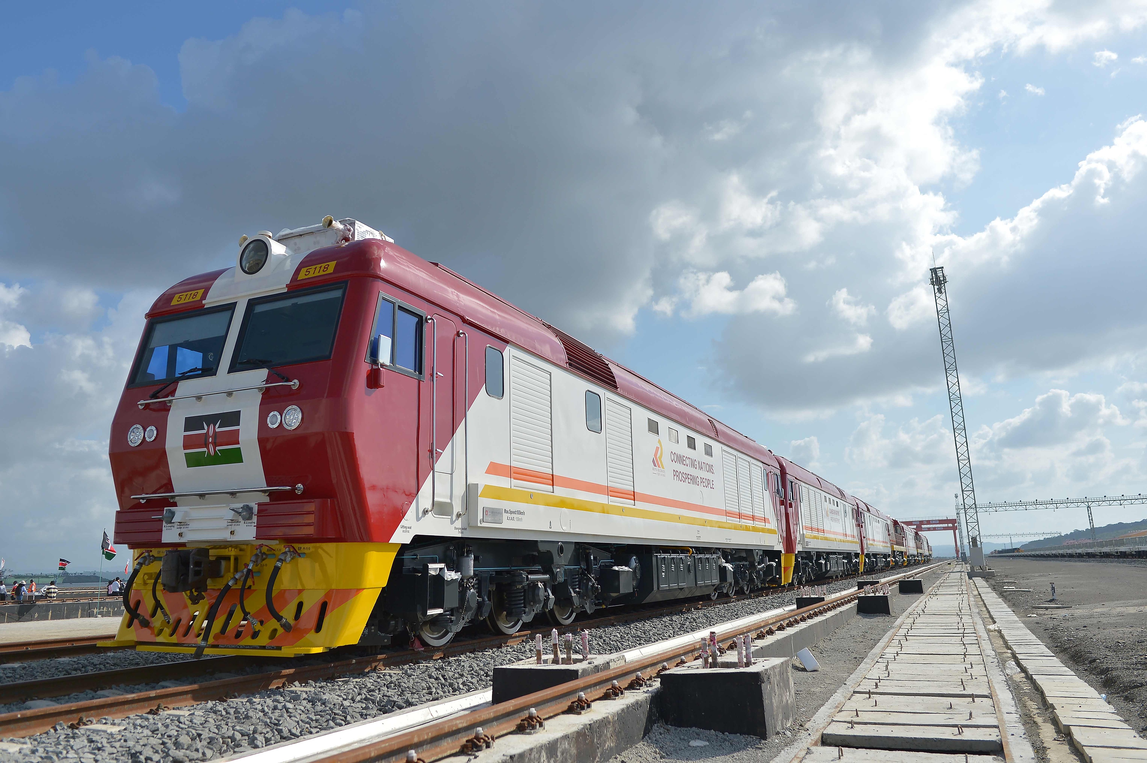 當(dāng)?shù)貢r間2017年5月30日，肯尼亞蒙巴薩，連接肯尼亞港口城市蒙巴薩和首都內(nèi)羅畢的蒙內(nèi)鐵路正式竣工通車。