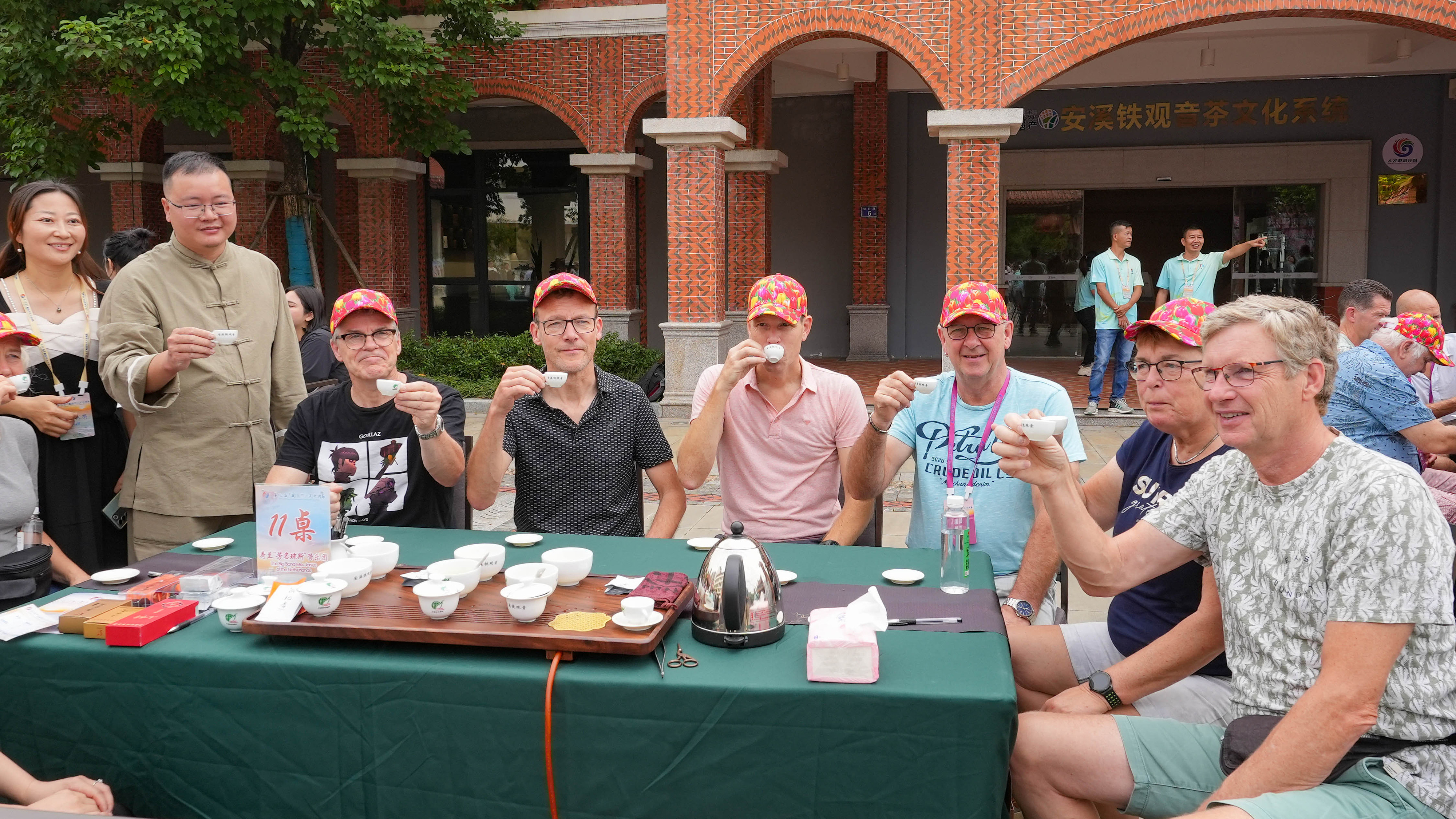 △2023年10月4日，福建泉州，外國人品中國茶。